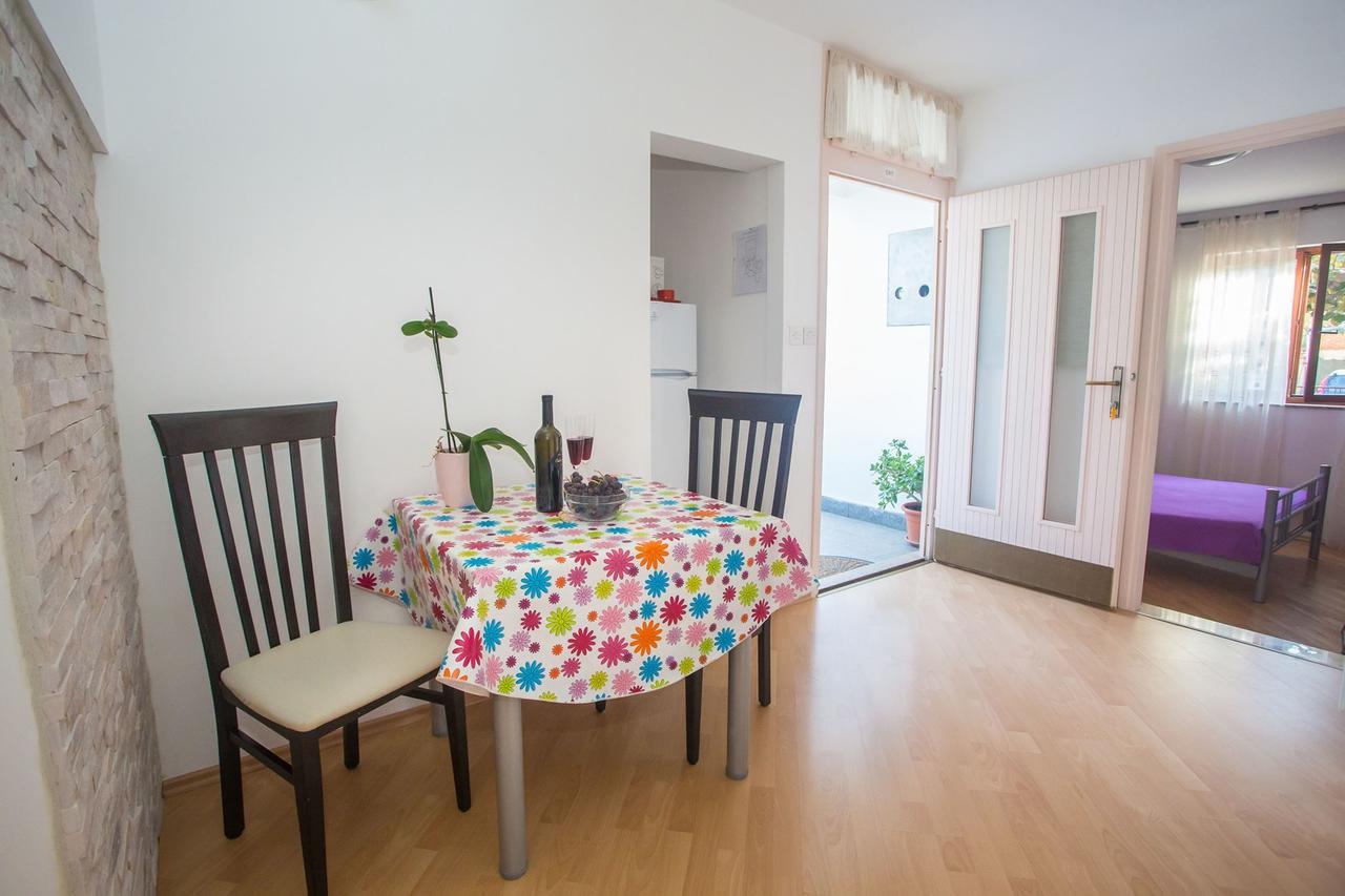 App. Fiorela Hotel Porec Exterior photo